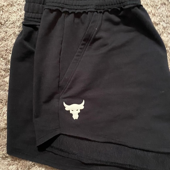 Under Armor Women’s black shorts - Picture 5 of 9